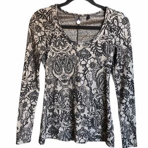 🌹SALE🌹 BKE BOUTIQUE 🌺 Black & Gray Sweater